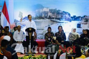 Presiden Jokowi Serahkan 2.020 Sertifikat Hak Atas Tanah di Jatim