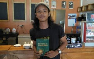 Untuk Milenial Di Kota Bone, Buku “Menyuarakan Kemanusiaan” Tersedia Di Kedai & Cafe