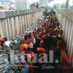 Petugas Pelangi Gerebek Lumpur Saluran PHB Tarian Raya Kelapa Gading