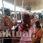Personel Polres Kep Seribu Tegakkan Aturan Prokes Kepada Wisatawan