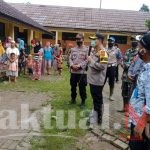 Peduli Banjir, Kapolres Pandeglang Berikan Bantuan di Kampung Haer Cigeulis