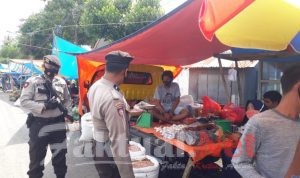 Sasar Pasar Pattallassang, Patmor Polres Takalar Ajak Pengunjung Patuhi Prokes