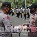 Kapolres Kep Seribu Berikan Penghargaan Kepada Personel Berprestasi