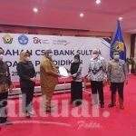 Serahkan BSM dari CSR Bank Sultra, Ali Mazi Apresiasi Bank Sultra, OJK dan Dikbud