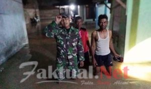 Serda Arifin Babinsa Koramil 0216/Ciruas Bantu Warga Banjir