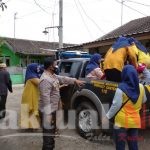Personel Polsek Ciruas Evakuasi dan Kawal Penyaluran Sembako ke Korban Banjir