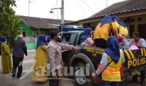 Personel Polsek Ciruas Evakuasi dan Kawal Penyaluran Sembako ke Korban Banjir