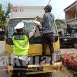Sat Lantas Polres Sinjai Pasang Stiker Ayo Pakai Masker di Kendaraan Umum