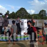 Dilanda Banjir PPK Distribusikan Logistik Gunakan Perahu