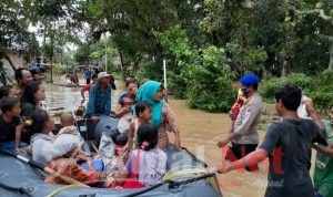 Satpolair Polres Pandeglang Bantu Evakuasi Warga Kampung Mekarjaya Panimbang