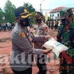 Kapolres Sinjai Serahkan Bansos Peduli Covid-19 Secara Simbolis Kapolsek dan Danramil