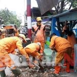 Tutup Laju Air, Kelurahan Koja Bongkar Deker Dijalan Cipeucang IV