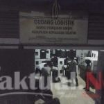 Dikawal Ketat Aparat Kepolisian 236 Kotak Surat Suara Tiba di Gudang Logistik Kantor KPU Selayar