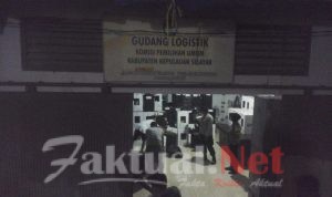 Dikawal Ketat Aparat Kepolisian 236 Kotak Surat Suara Tiba di Gudang Logistik Kantor KPU Selayar