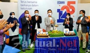 BRI Cabang Sinjai Rayakan HUT BRI Ke 125 Dengan Potong Tumpeng