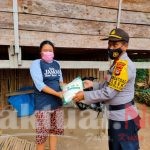 Kapolsek Tompobulu Salurkan Bantuan Beras Polri Kepada Masyarakat