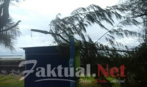 Akibat Angin Kencang Sejumlah Bangunan Rumah Warga dan Instalasi PLN di Selayar, Rusak