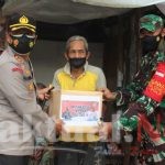 Sinergitas TNI dan Polri, Berikan Sembako Kepada Warga Kurang Mampu