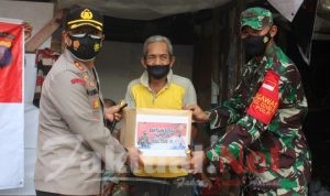Sinergitas TNI dan Polri, Berikan Sembako Kepada Warga Kurang Mampu