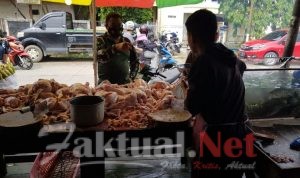 Jelang Nataru, Babinsa Tenggarong Turun ke Pasar Tradisional Cek Harga Sembako
