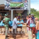 Peringati Hari Ibu Ke-92, Yonif 725/Woroagi Gelar Kerja Bakti dan Bagikan Sembako
