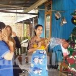 Cegah Penyebaran Covid-19, Babinsa Loa Duri Ulu Bagikan Masker