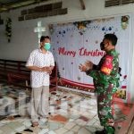 Komsos Dengan Pendeta Samuel, Babinsa Tani Bakti Sampaikan Protokol Kesehatan