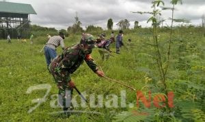 Jaga Kebersihan, Babinsa Muara Kaman Ajak Warga Bergotong Royong