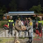 Kapolres Sinjai Berikan Bingkisan Saat Pantau Pos Penyekatan Malam Tahun Baru 2021