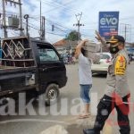 Kapolsek Ciruas Seberangkan Pejalan Kaki