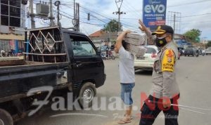 Kapolsek Ciruas Seberangkan Pejalan Kaki