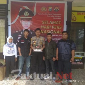 Perkuat sinergitas dan kemitraan, Kapolsek Tinggimoncong Polres Gowa IPTU Hasan Fadhlyh SH merayakan hari jadi Pers bersama sejumlah awak media.