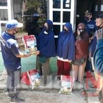 Bersama KT Sultra, Sudarmanto Saeka Bagi Sembako Ke Warga Kurang Mampu