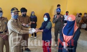 Bupati Konsel Launching Penyaluran BST Kemensos dan BLT-DD di Tiga Kecamatan