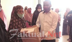 Kadin Sultra Bantu Sembako dan Uang Tunai Warga Terdampak COVID – 19