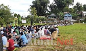 Ribuan Jamaah Padati Pelaksanaan Idul Adha di Lapangan Raulo Desa Manimbahoi