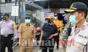 Tim Penanganan Covid-19 Kabupaten Serang Bersama Forkopimcam Ciruas Bagikan Masker