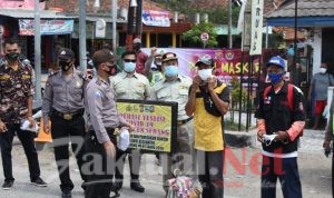 KBPP Polri Serang dan Polsek Ciruas Bagikan Masker di Prapatan Ciruas