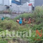 Warga Bersama Petugas dan PT.KAI Bersihkan Ilalang dan Tumbuhan Liar 
