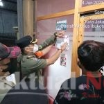 Satpol PP Kecamatan Cilincing Monitor Protokol Kesehatan di Tempat Usaha 