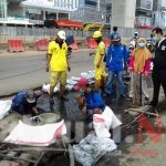 200 Petugas Gabungan Gerebek Lumpur di Jalan Boulevard Barat 