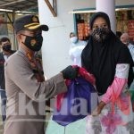 Cuaca Ekstrim, Kapolres Kepulauan Seribu Terjang Ombak Berikan Bantuan Sosial Bagi Warga Pulau Terpapar Covid-19