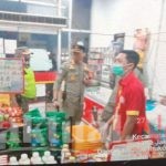 Satpol PP Monitoring Protokol Kesehatan  Tempat Usaha di Semper Barat 