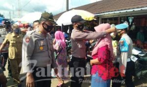 Ops Yustisi COVID-19, Polsek Baros Bagikan Masker