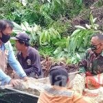 Semangat Gotong Royong, TNI Bersama Warga Perbaiki Jalan