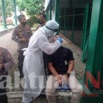 Personel Bidhumas Polda Banten Lakukan Pemeriksaan Swab Antigen