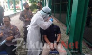 Personel Bidhumas Polda Banten Lakukan Pemeriksaan Swab Antigen