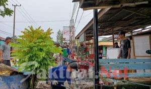 Antisipasi Banjir Ditengah Tingginya Curah Hujan TNI Bersama Warga Bergotong Royong