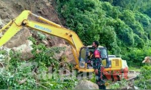 Personel Kodim 1401 Majene Bantu Membuka Akses Jalan Longsor