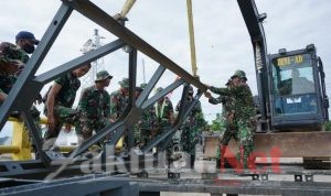 Personil Yonzikon-14 dan Paldam Hasanuddin Pasang Jembatan Acrow Panel